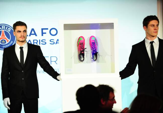Présentation des chaussures du footballeur suédois, l'un des nombreux lots mis aux enchères pour l'occasion