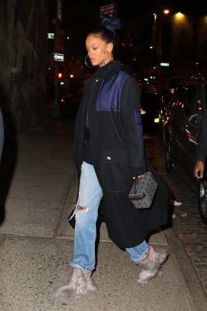 Rihanna en chaussures à poils dans les rues de New York