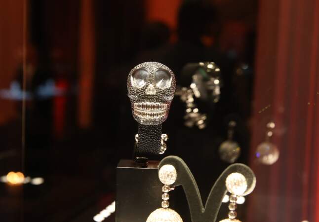 La montre Crazy Skull est sertie de près de 900 pierres précieuses