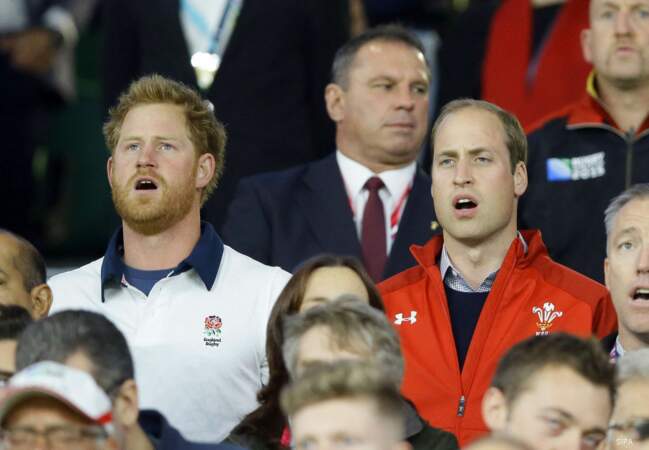 Harry (supporter de l'Angleterre) et William (supporter du Pays de Galles) unis pour le God save the Queen