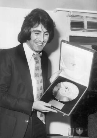 Michel Delpech vient de recevoir un disque d'or à Cannes, le 19 janvier 1972