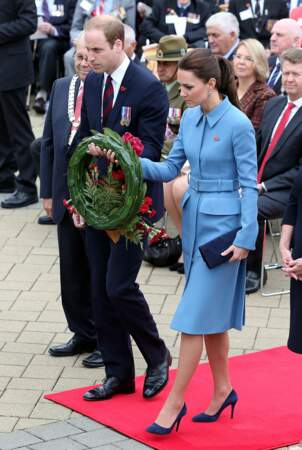 Le duc et la duchesse de Cambridge déposent une couronne de fleurs