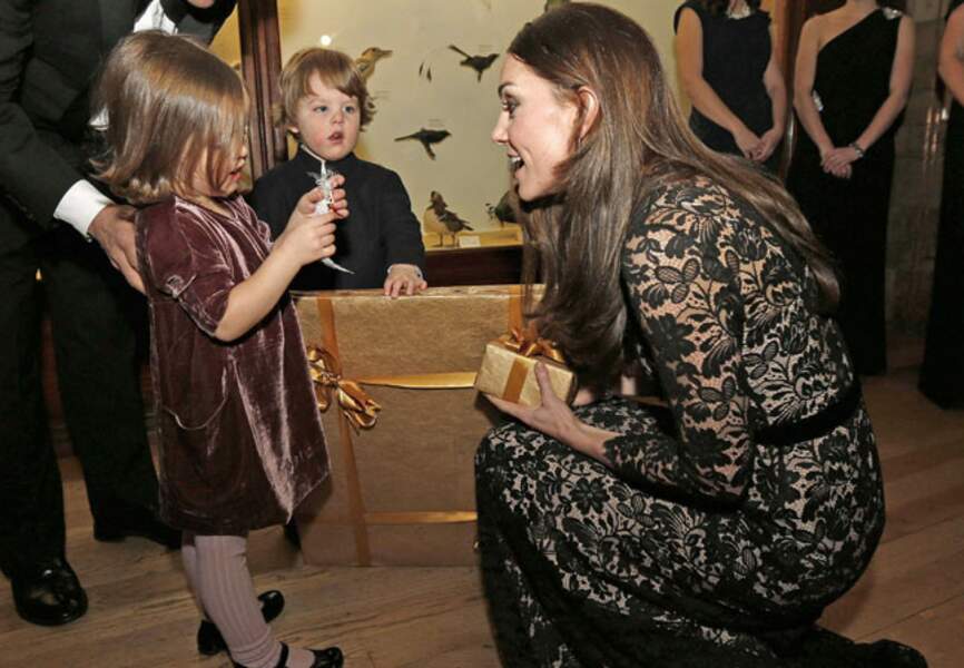 Kate remercie une petite fille pour son cadeau