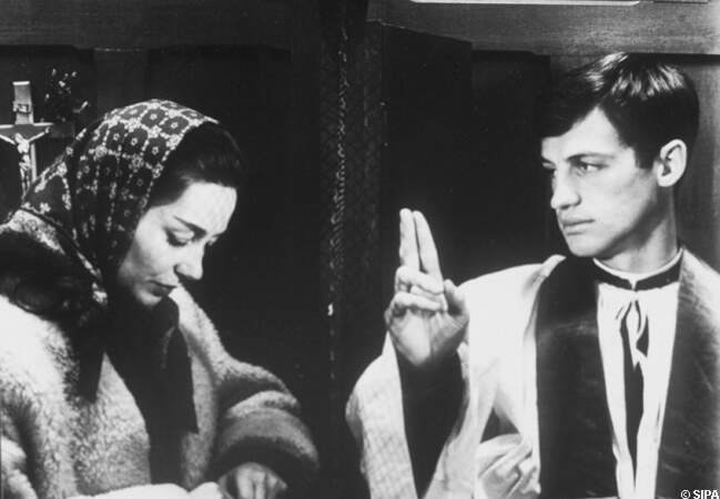 Jean-Paul Belmondo et Emmanuelle Riva dans Leon Morin prêtre en 1961