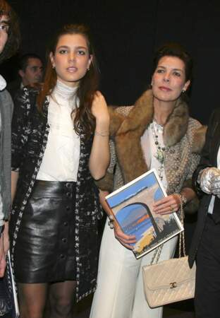En décembre 2006, Charlotte et Caroline assistent à un défilé Chanel