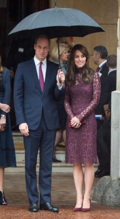 Le duc et la duchesse de Cambridge, assortis sous parapluie