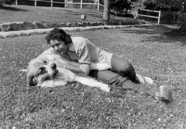 Pierre profite d'un moment libre pour se détendre au côté de son chien dans son jardin de Nangis