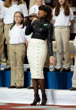 Jennifer Hudson et sa jupe cigarette L’Wren Scott lors du Super Bowl en février 2013