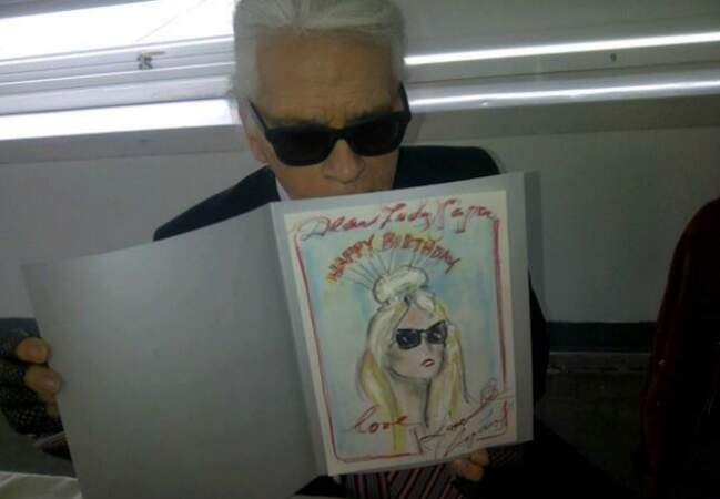 Lady Gaga, bien loin de la frénésie pascale ne se remet pas de son cadeau d'anniversaire signé Karl
