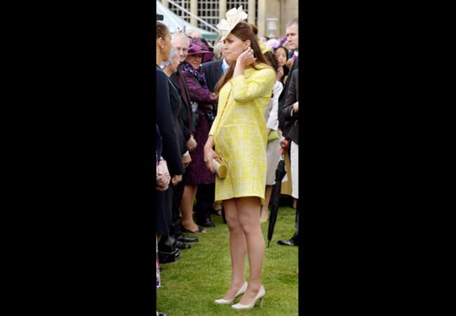 23 mai 2013 - Rayonnante, Kate s'essaye au jaune Emilia Wickstead