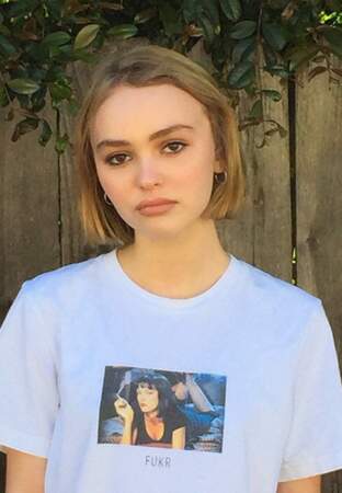 Lily-Rose au top du style avec ce tee-shirt Pulp Fiction