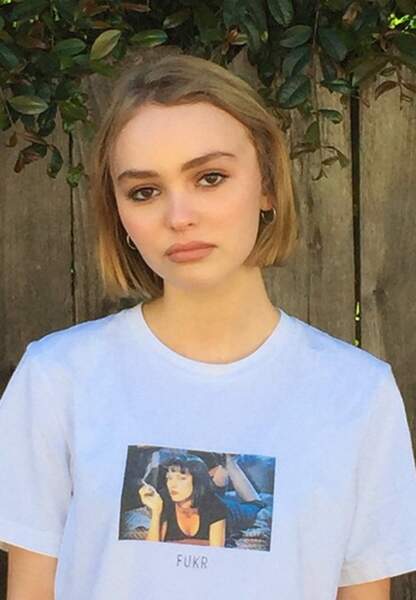 Lily-Rose au top du style avec ce tee-shirt Pulp Fiction
