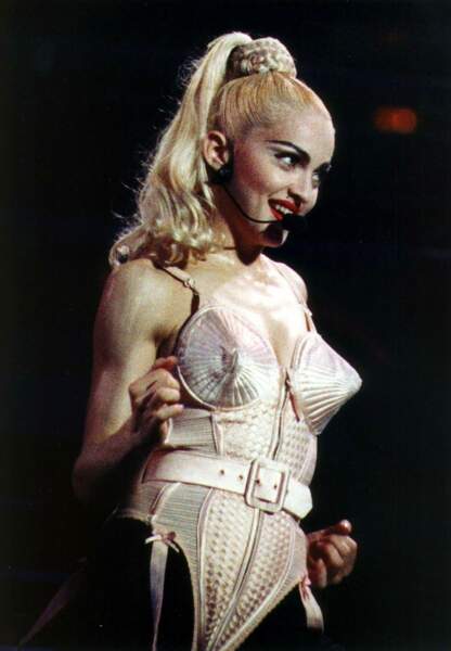 Madonna en 1990 lors de son Blond Ambition Tour avec son corset iconique