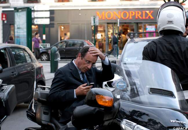 Quand François Hollande transforme son scooter en bureau, où il répond à ses messages
