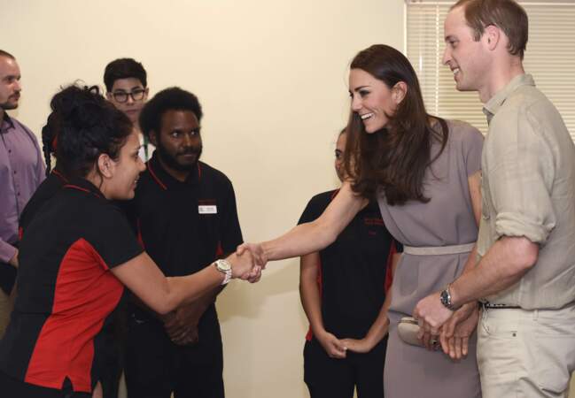Le couple royal rencontre des jeunes locaux