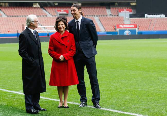 Rencontre insolite sur la pelouse du Parc entre Zlatan Ibrahimovic, le roi et la reine de Suède
