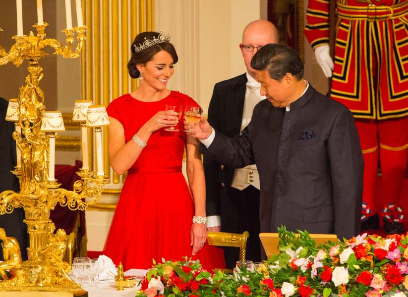 La duchesse de Cambridge radieuse en rouge trinque avec le président chinois Xi Jinping