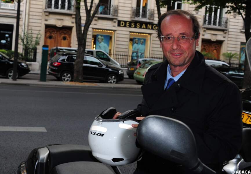 François Hollande ne quitte pas son scooter
