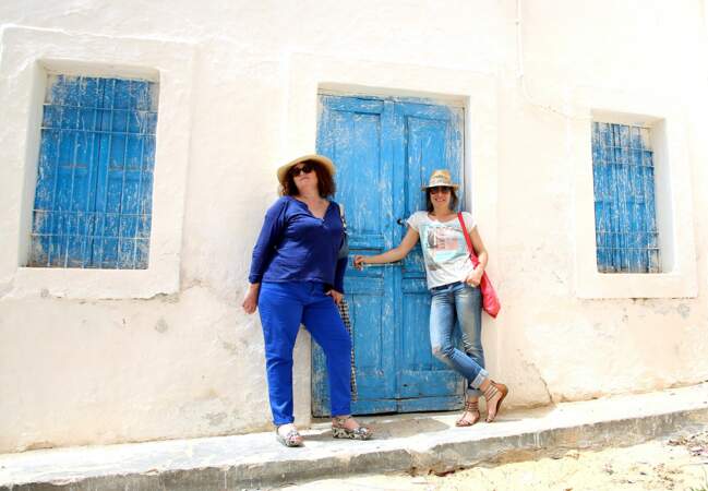 Valérie Mairesse et Shirley Bousquet dans le quartier de Djerba Hood