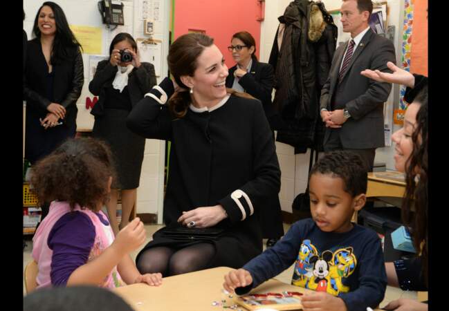 Princesse Kate s'assoit en tailleur près des enfants