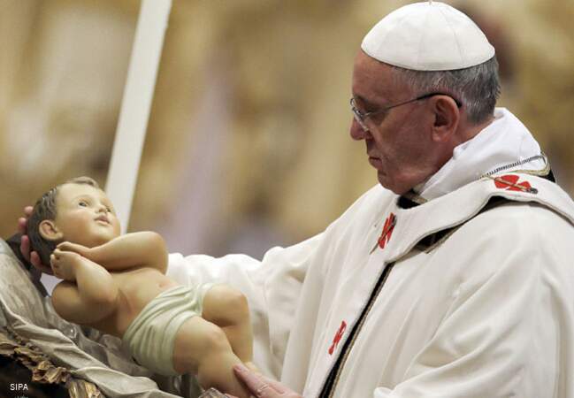 Le pape tient une statue de Jésus dans ses bras