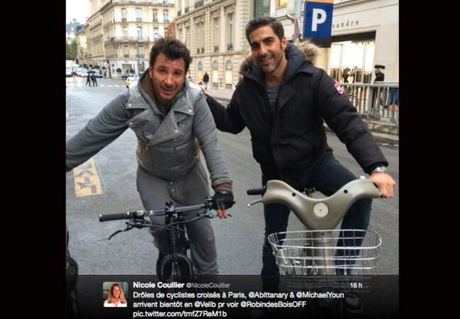 Michael Youn et Ari Abitan à vélo dans Paris...