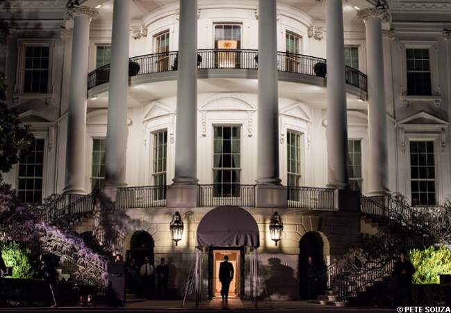 Barack Obama pénètre dans la Maison Blanche
