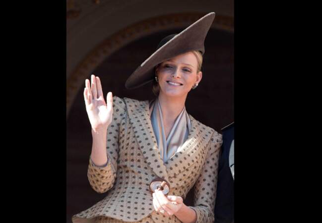 La princesse Charlène souriante au balcon du palais, dans un tailleur Armani