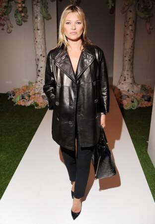 Kate Moss aime le porter noir et brillant