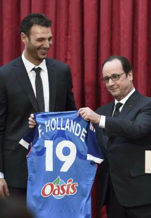 François Hollande a reçu un maillot à son nom