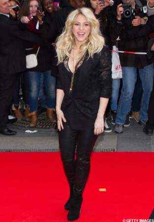Shakira foule le tapis rouge