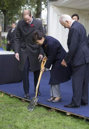 La présidente Park Geun-hye donne le premier coup de pelle, lançant ainsi la construction du monument