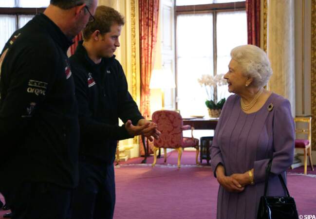 Le prince Harry présente son expédition à la reine Elizabeth 2