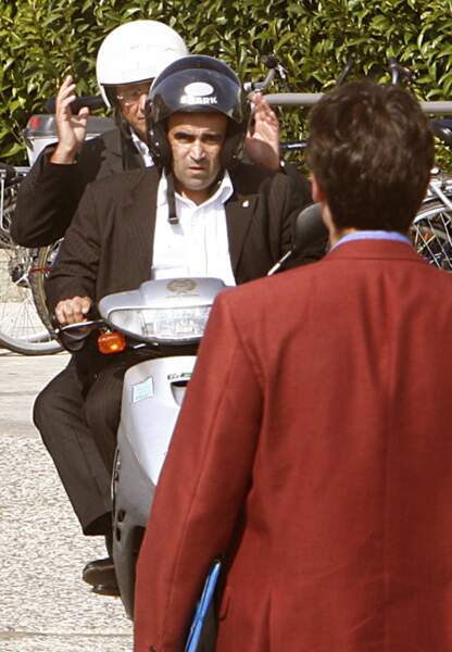 François Hollande sur son scooter à La Rochelle