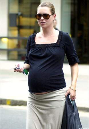 Kate Moss enceinte de sa fille Lila Grace (2001)