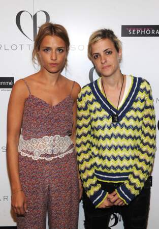 La créatrice Charlotte Ronson (à gauche) et sa DJ de soeur Samantha en 2012