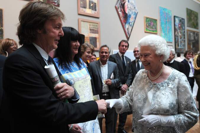 En 2012, Paul McCartney et la reine font connaissance