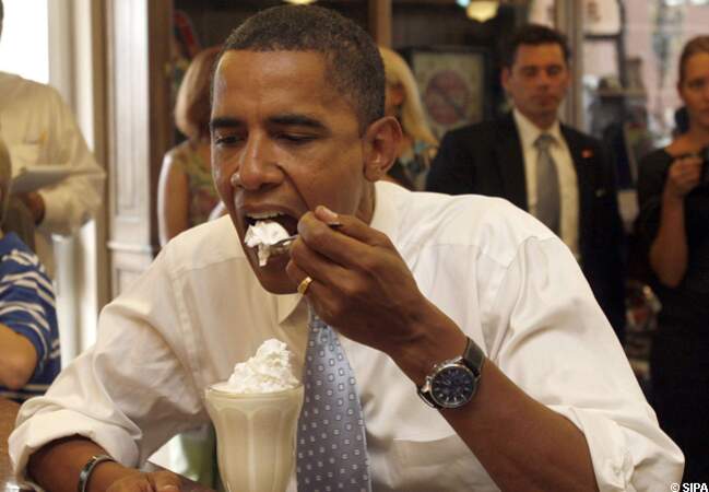 Barack Obama mange une glace 