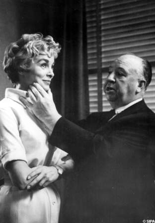 Alfred Hitchcock place Janet Leigh pour les besoins d'une scène de Psychose, en 1960