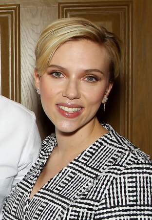 Teint doré et cheveux courts, Scarlett Johansson est radieuse deux mois après son accouchement
