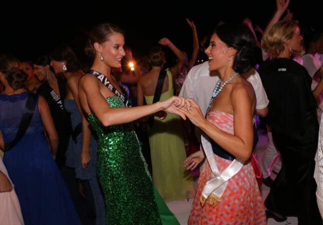 Miss Pays de Loire (à gauche) et Miss Normandie (à droite) dansent 