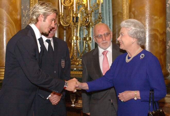 En 2002, la reine rencontre le capitaine de l'équipe de football d'Angleterre David Beckham à Buckingham Palace 