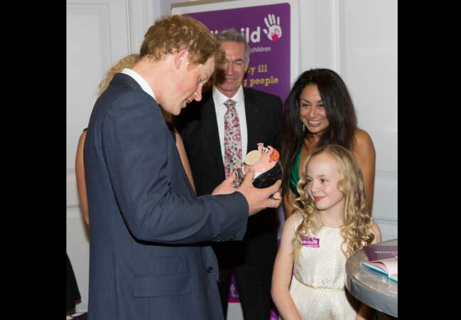 Le prince Harry rencontre Olivia Ruston... qui lui a offert une tirelire cochon roux!