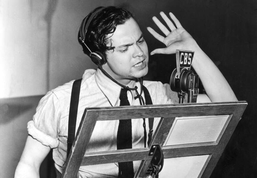 Orson Welles sur CBS, la radio qui rendra sa voix si célèbre. L'artiste a déjà la pipe à la main