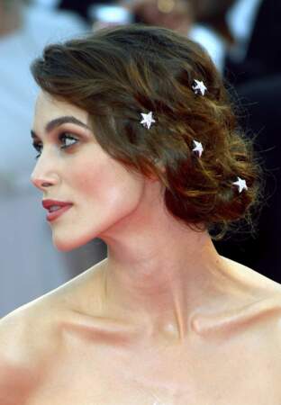 Lors du 64e Festival du Film de Venise, elle opte pour un chignon parsemé de broches étoiles