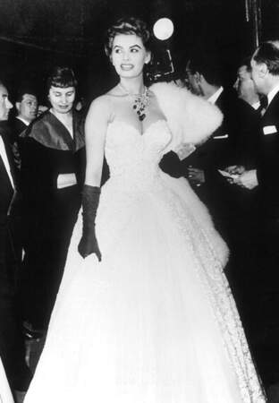 8e festival de Cannes, Sophia Loren à une réception. 1955