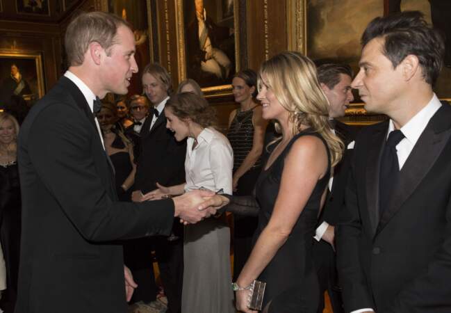 Le duc de Cambridge salue la brindille et son époux