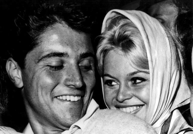 1958, Sacha Distel est très bien accompagné. Collée à lui, Brigitte Bardot, alors âgée de 24 ans