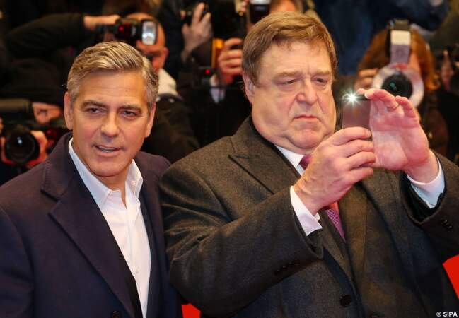 John Goodman s'essaie au selfie avec George Clooney