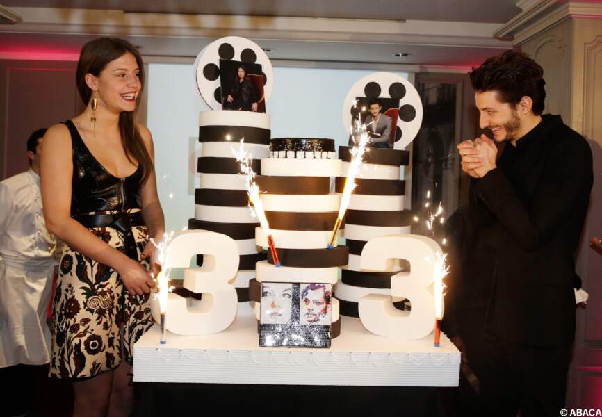 Adèle Exarchopoulos et Pierre Niney hilares autour du gâteau
